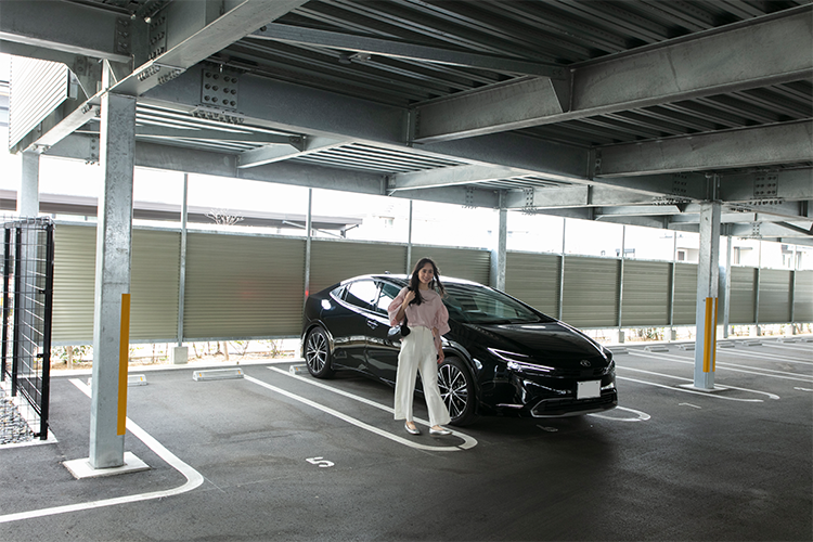 出入庫や荷物の搬入が快適な、自走式の平面駐車場完備。屋根付き区画や2台目駐車場使用権付住戸もあります。